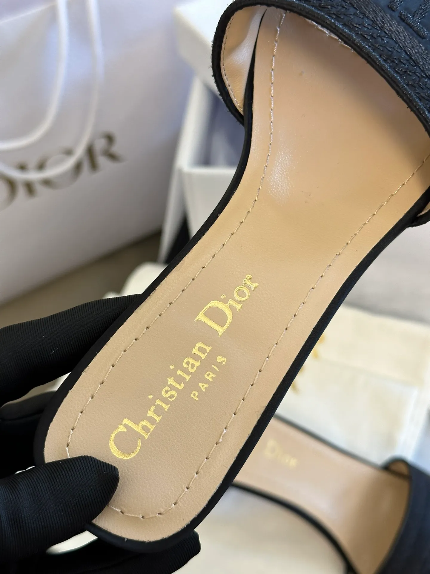 👟👟Ex-factory price 440👟👟 Dior • Dior 2025 DWAY spring and summer new one-word embroidered slippers version CD letter logo three-dimensional embroidered cylindrical heel sandals Square toe thick heel jelly color open-toe slippers Upper: Original consistent high-temperature water-soluble cotton electro-embroidery technology silk fabric Lining: Water-dyed sheepskin lining Outsole: Italian leather outsole Heel height: 3.5CM Number of yards: 35-40